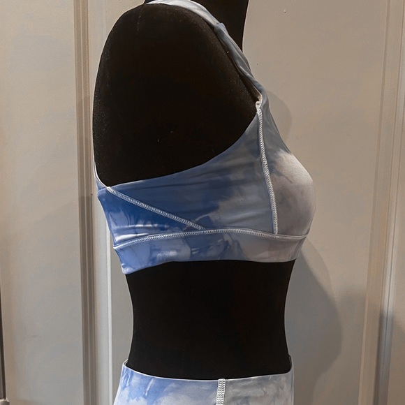 NWOT Lululemon New custom tie dye sports bra. Size 8. Periwinkle blue. - Picture 3 of 5